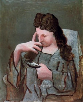 Pablo Picasso Painting - Olga leyendo sentada en un sillón cubista de 1920 Pablo Picasso